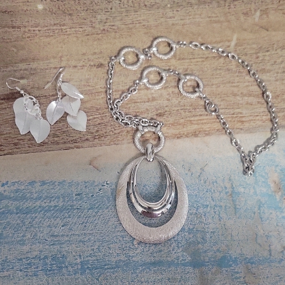 Elegant Oval 2 tier Silver tone Necklace and leaf motif pierced Earring Set